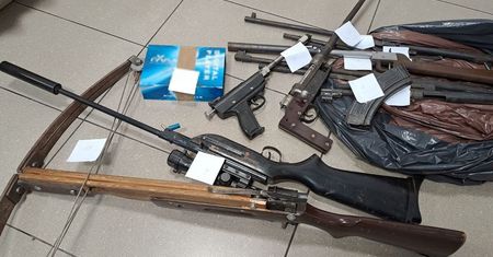 Na widok policji zaczął uciekać motorowerem… Na jego posesji policjanci znaleźli broń palną z amunicją