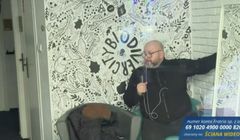 Reporter wPolsce24 kpi z aktywistów klimatycznych. Przykleił się w ich siedzibie