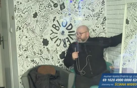 Reporter wPolsce24 kpi z aktywistów klimatycznych. Przykleił się w ich siedzibie