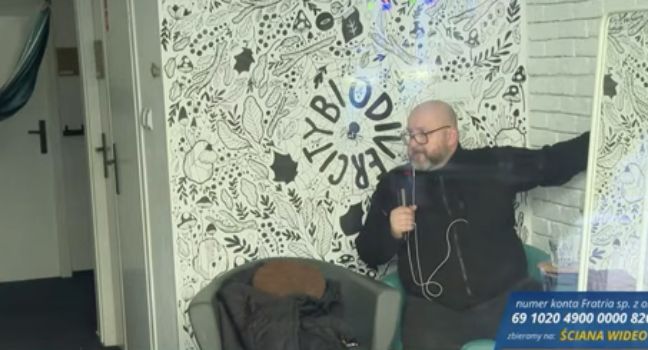 Reporter wPolsce24 kpi z aktywistów klimatycznych. Przykleił się w ich siedzibie