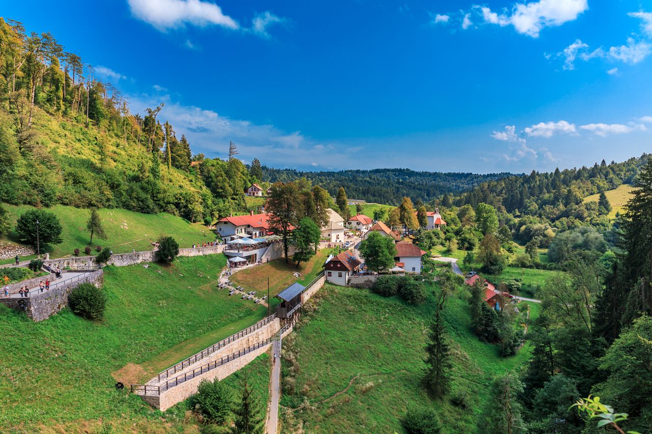 Widok z zamku na pobliską dolinę