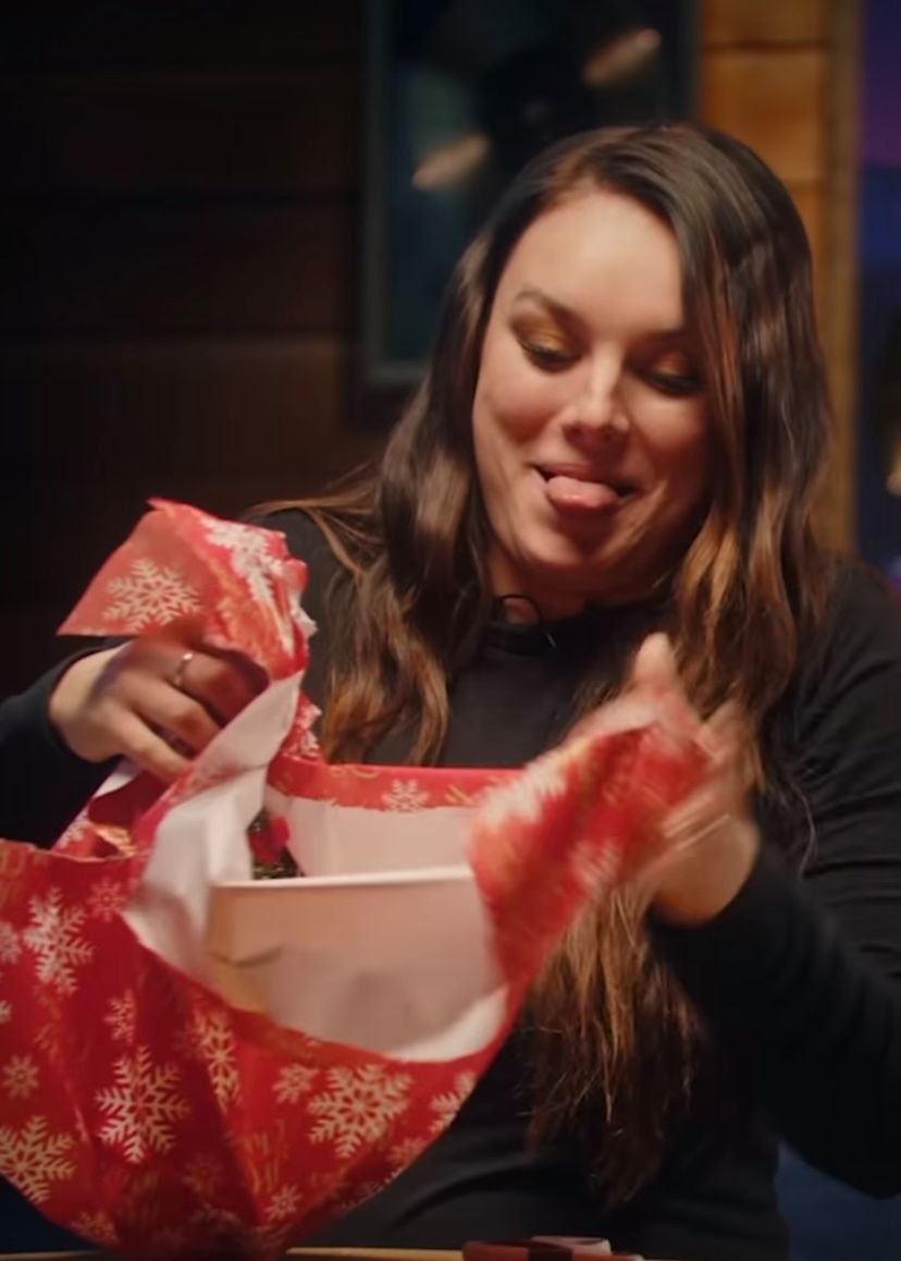 Ewa Farna pakuje prezent | fot. instagram.com/warnermusicpoland
