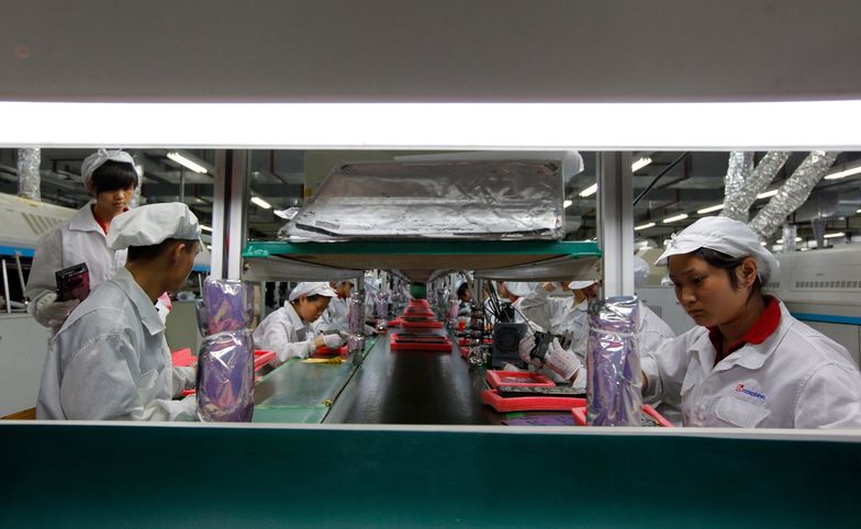 Firmy chcą robotów zamiast pracowników. iPhony powstaną bez pracy ludzkich rąk