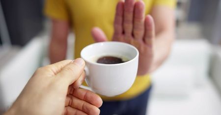 Widzisz takie objawy u siebie? Natychmiast zrezygnuj z kawy, bo z tym nie ma żartów