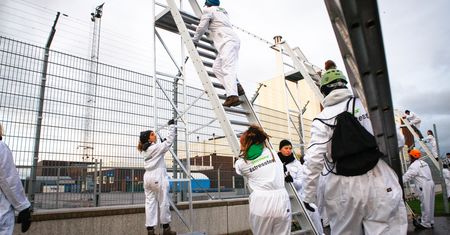Greenpeace wdarło się na teren elektrowni. Ekolodzy masowo zatrzymani