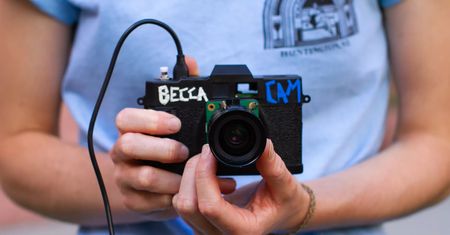 Raspberry Pi 4 zamieniło stary zabawkowy aparat w całkiem ciekawą cyfrówkę