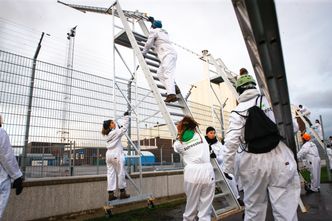 Greenpeace wdarło się na teren elektrowni. Ekolodzy masowo zatrzymani