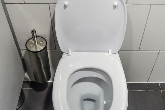"Brak papieru toaletowego w szkolnych kabinkach dla dzieci". Interweniuje radny Pragi-Południe