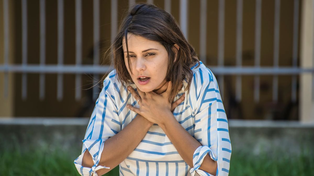 Anafilaksja objawia się m.in. trudnościami w oddychaniu