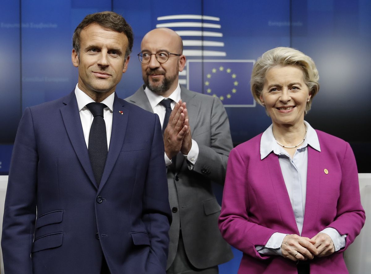 Prezydent Francji Emmanuel Macron, szef Rady Europejskiej Charles Michel oraz szefowa Komisji Europejskiej Ursula von der Leyen