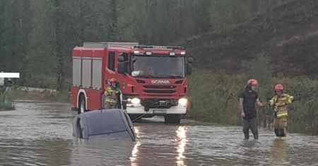 Kobieta porwana przez rzekę. Jej auto uniosła z drogi potężna fala