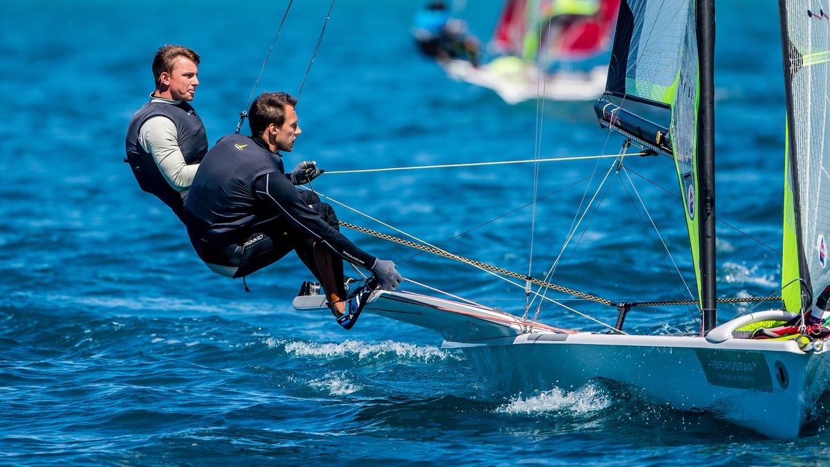 Dominik Buksak (z lewej) i Szymon Wierzbicki (z prawej) na jachcie olimpijskiej klasy 49er