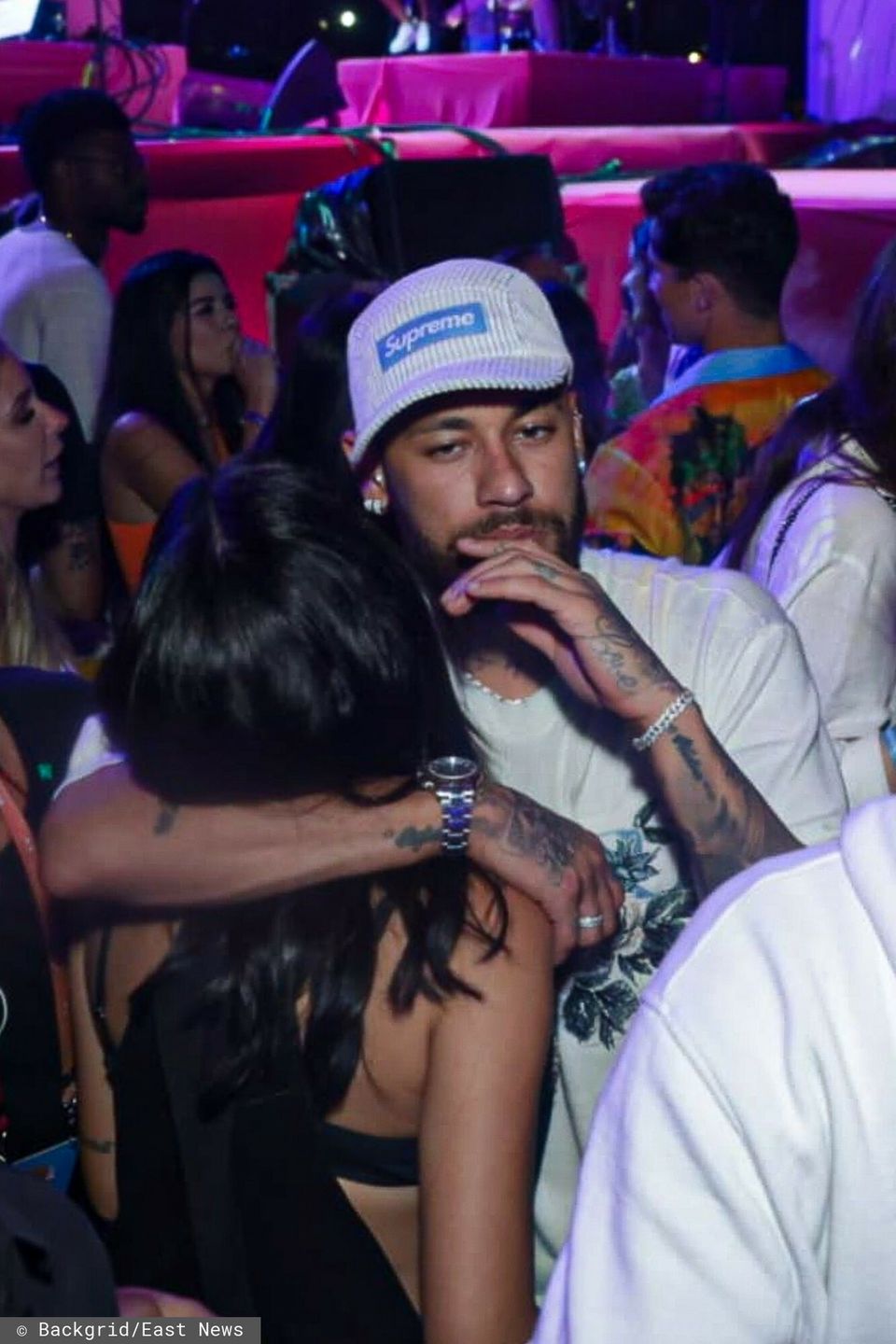 Neymar imprezuje z ciężarną partnerką