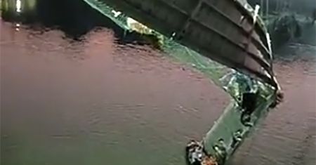 Zarwał się most wiszący w Morvi. Nie żyje co najmniej 60 osób
