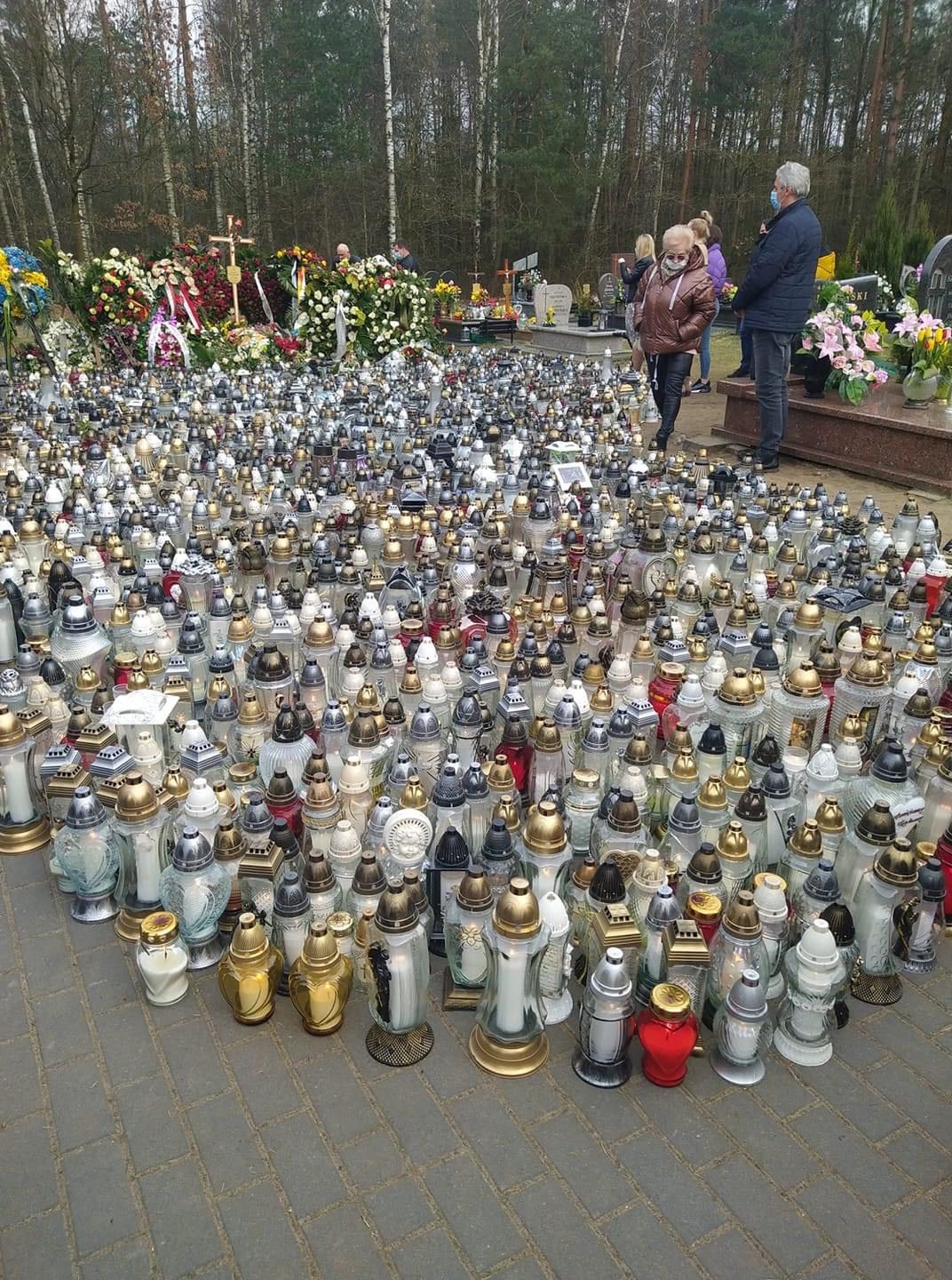 Grób Krzysztofa Krawczyka tydzień po pogrzebie