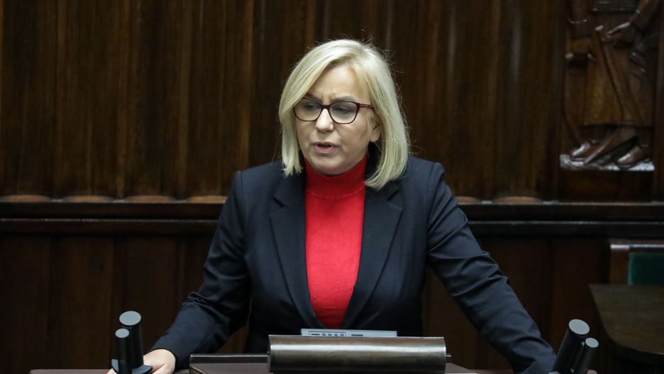 Warszawa, 07.12.2023. Posłanka Polski 2050 Paulina Hennig-Kloska na sali obrad Sejmu w Warszawie, 7 bm. Sejm kontynuuje obrady. Posłowie zajmują się m.in. sprawozdaniem komisji o poselskim projekcie ustawy o zmianie ustaw w celu wsparcia odbiorców energii elektrycznej, paliw gazowych i ciepła. (amb) PAP/Tomasz Gzell