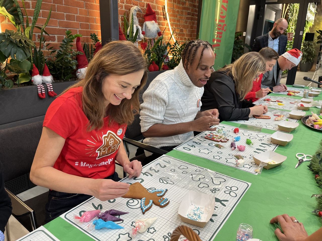 Łódź: Znane osoby dekorowały pierniki, które później trafią na licytację