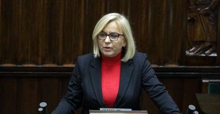 Hennig-Kloska straszy sądem Budę. Stawia ultimatum
