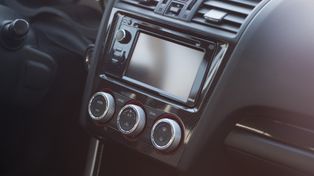 System multimedialny w starym samochodzie. Jak to zrobić?