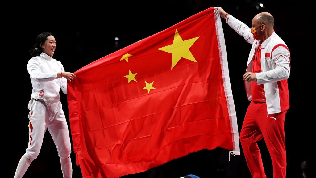 Na zdjęciu od lewej: mistrzyni olimpijska w szermierce Yiwen Sun oraz jej trener Hugues Obry