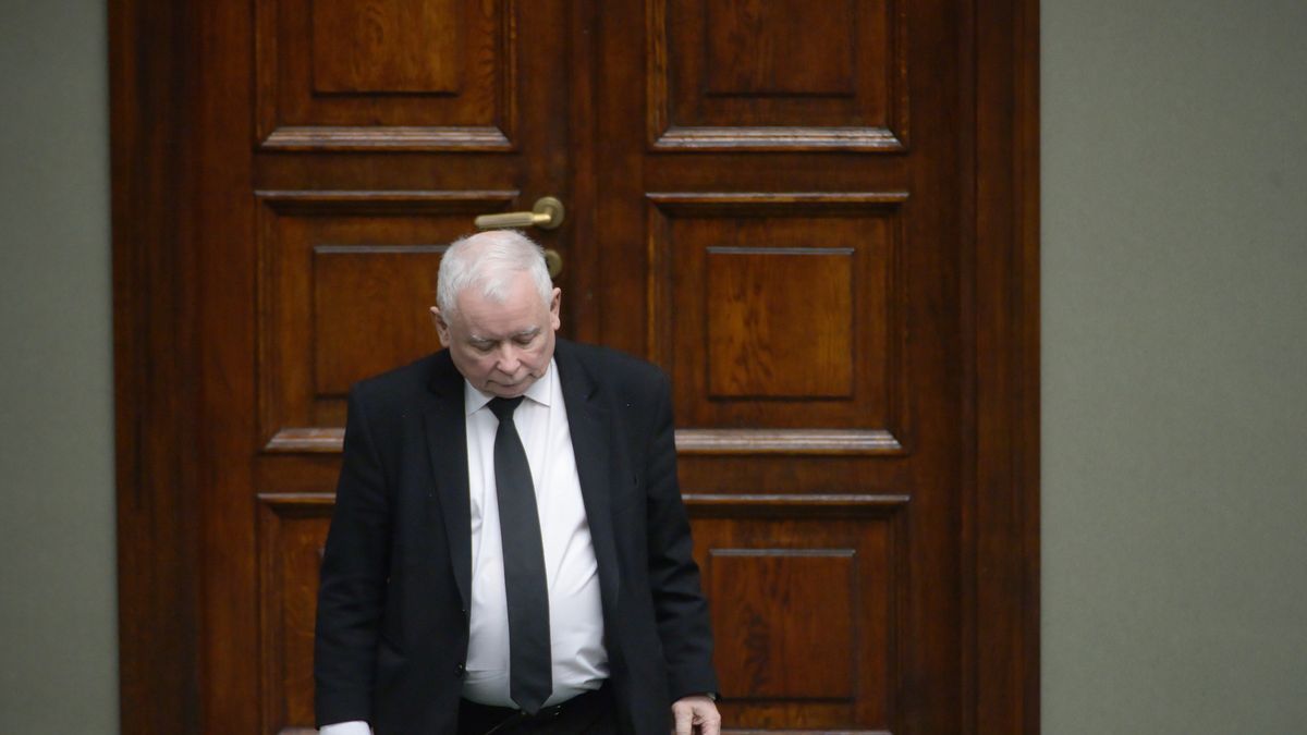 Warszawa, 12.12.2023. Prezes PiS Jarosław Kaczyński na sali obrad Sejmu w Warszawie, 12 bm. Premier Donald Tusk zaprezentował w Sejmie program działania oraz skład gabinetu, wraz z wnioskiem w sprawie wyboru Rady Ministrów. (amb) PAP/Marcin Obara