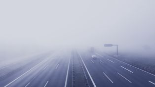 Częstochowa: Gęste mgły utrudniają poruszanie się kierowcom