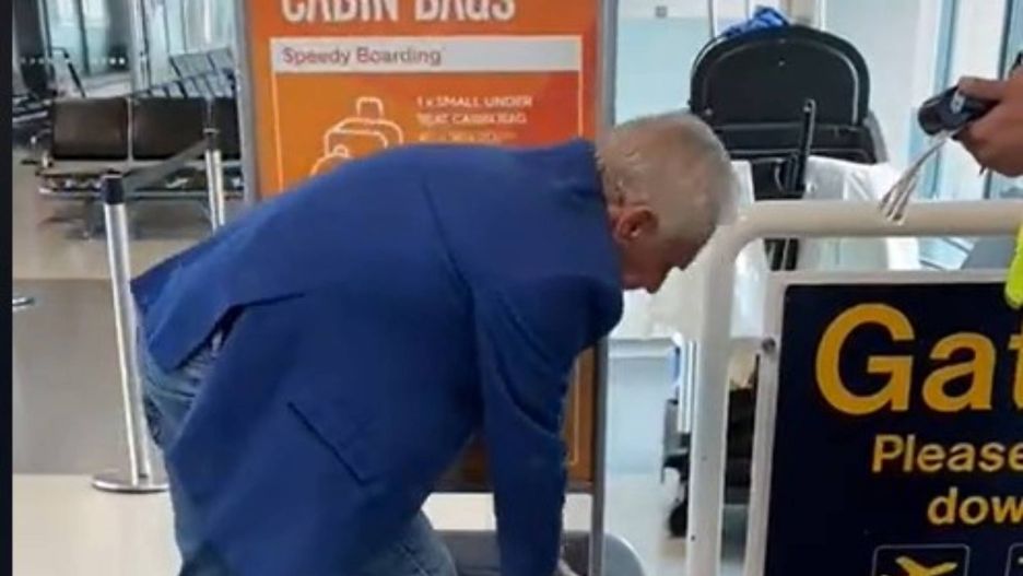 Mężczyzna próbuje udowodnić, że jego bagaż spełnia normy podręcznego