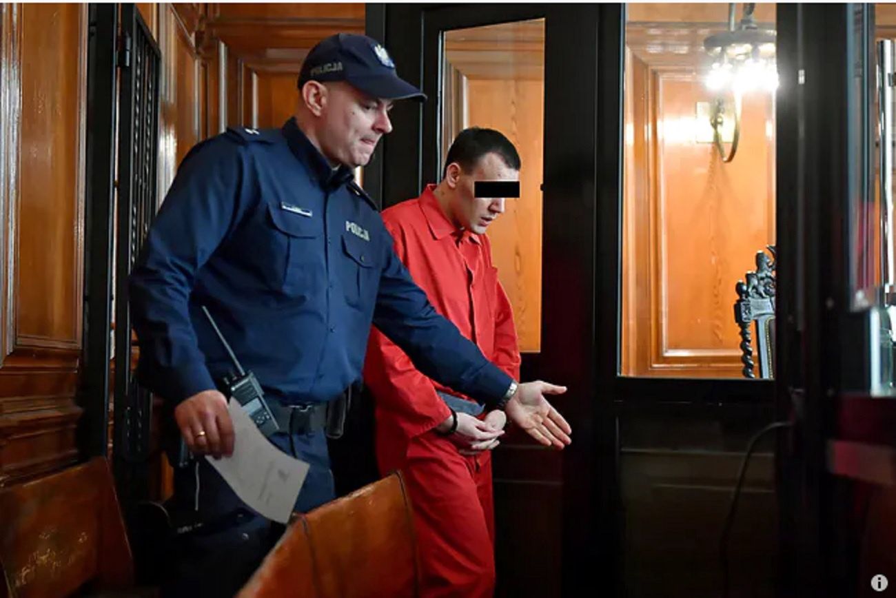 Zabójca Adamowicza wybuchł śmiechem w sądzie. Krzyczał, że jest papieżem