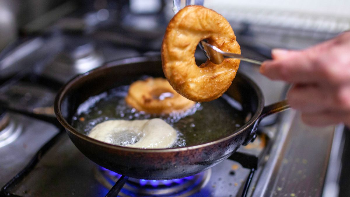 Kobieta smaży na głębokim tłuszczu