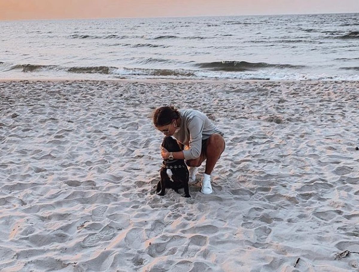 Urocza reakcja Krzysztofa Piątka pod fotką żony na plaży. "Kocham was"