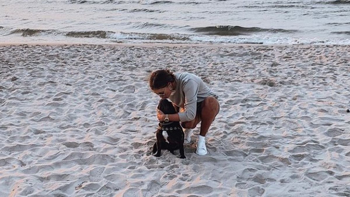 Urocza reakcja Krzysztofa Piątka pod fotką żony na plaży. "Kocham was"