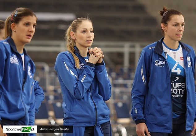 Agnieszka Bednarek-Kasza (w środku) oba spotkania w play off spędziła w kwadracie dla rezerwowych.