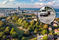 Urządzili sobie prywatny parking na chodniku. Miasto interweniuje