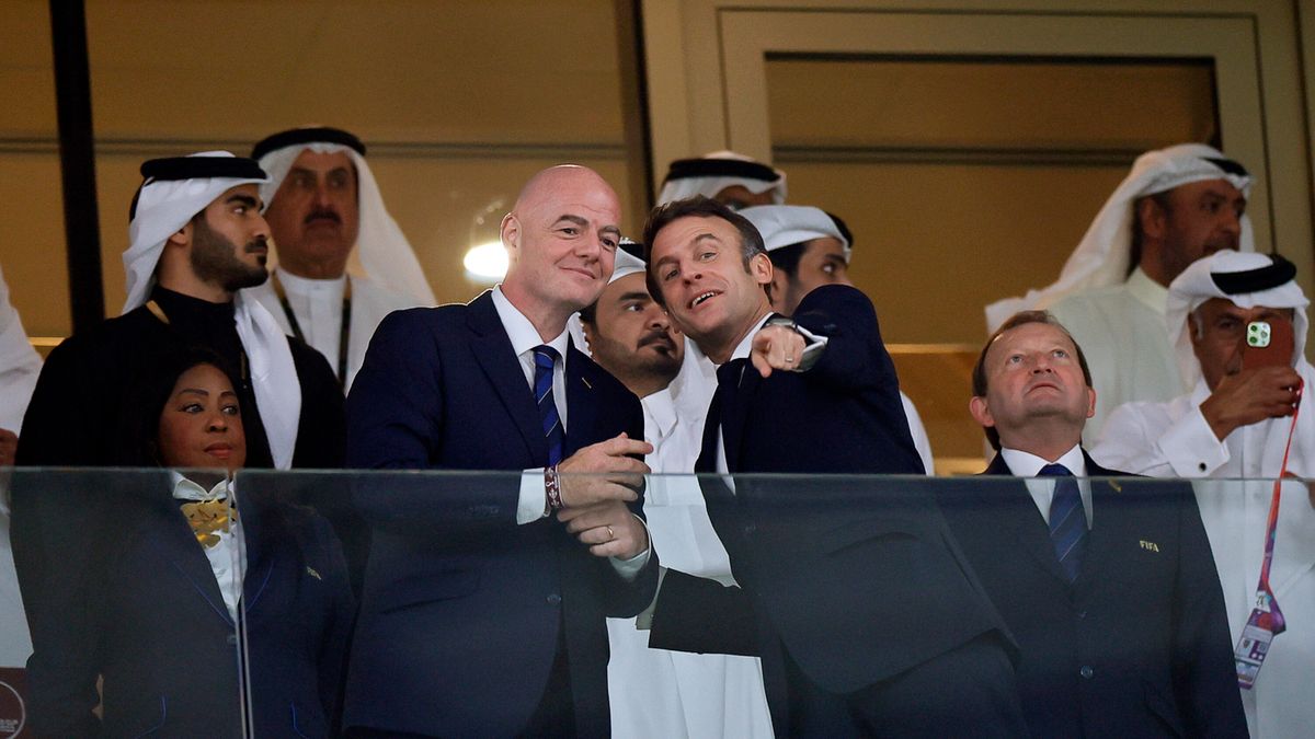 Na zdjęciu od lewej: Gianni Infantino i Emmanuel Macron