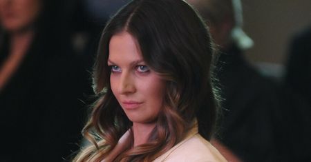 Wystrojona w czarny kostium i kozaki Anna Lewandowska szykuje się do podboju stolicy (FOTO)