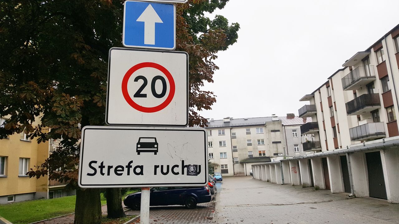 Wszelkie konflikty jakie powstają pomiędzy kierowcami służby mogą rozwiązywać tylko tam, gdzie obowiązują przepisy. Znak "strefa ruchu" sprawia, że tak właśnie jest nawet na terenie prywatnym.