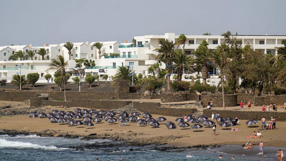 Na plaży Playa Bastián rozstawiono blisko 50 namiotów 