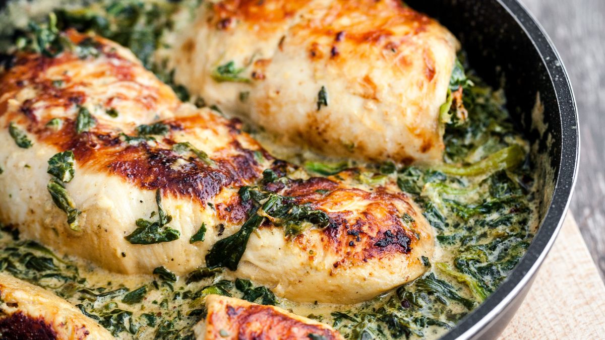 Filety z kurczaka w sosie szpinakowo-śmietanowym. Szybki i pyszny obiad