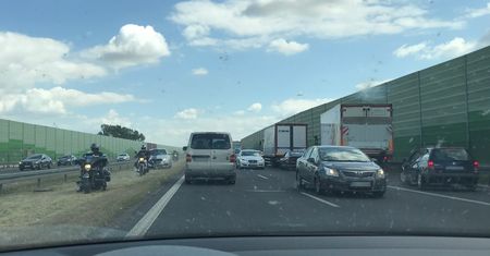 Nie, korytarz życia nie służy do zawracania. Ryzykujesz nie tylko mandatem