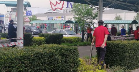 Otwarcie galerii handlowych. Wrocław. Alarm bombowy w Centrum Korona. Ewakuacja klientów