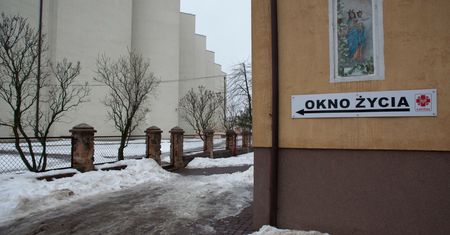 Porzucono dziecko w Piotrkowie Trybunalskim. "Otulone kocami"