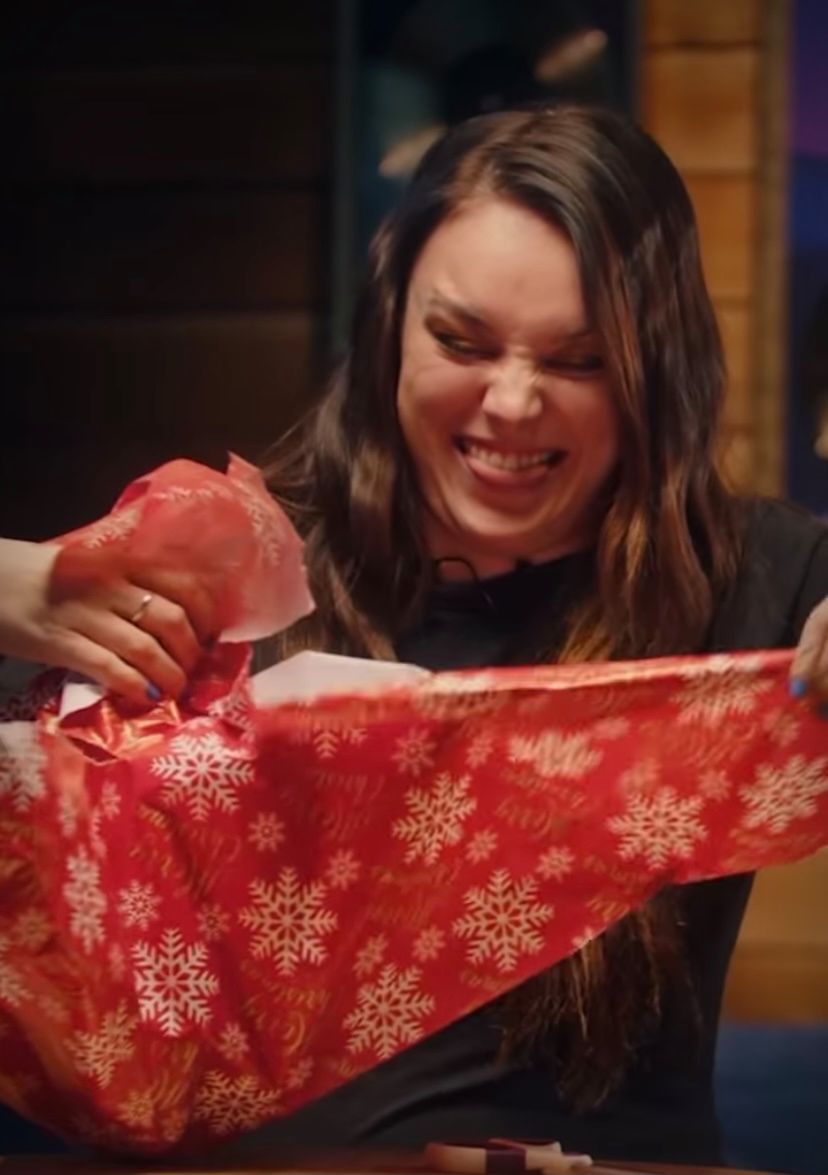 Ewa Farna pakuje prezent | fot. instagram.com/warnermusicpoland