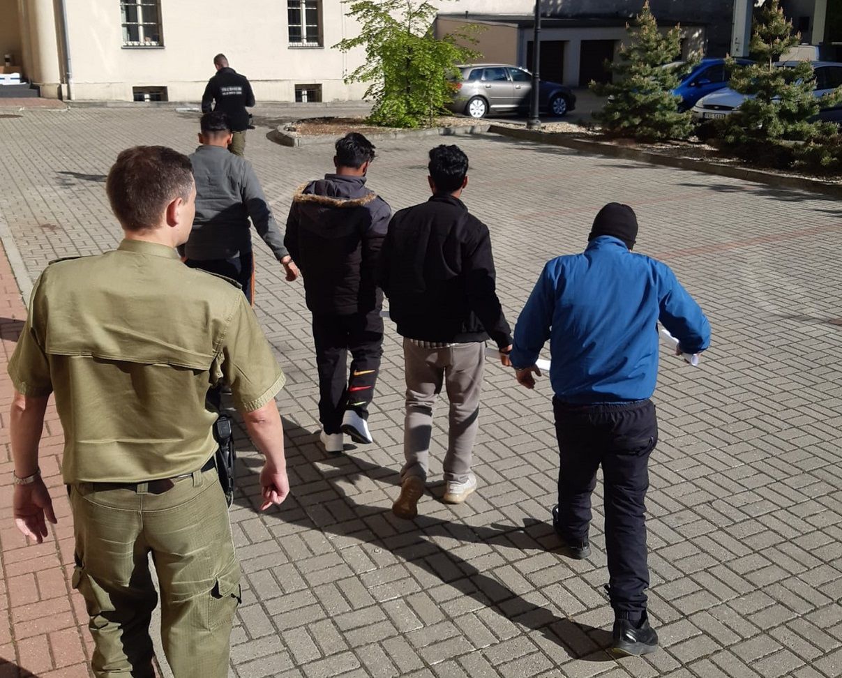 Chcieli nielegalnie przekroczyć granicę. Pomagała im para Ukraińców