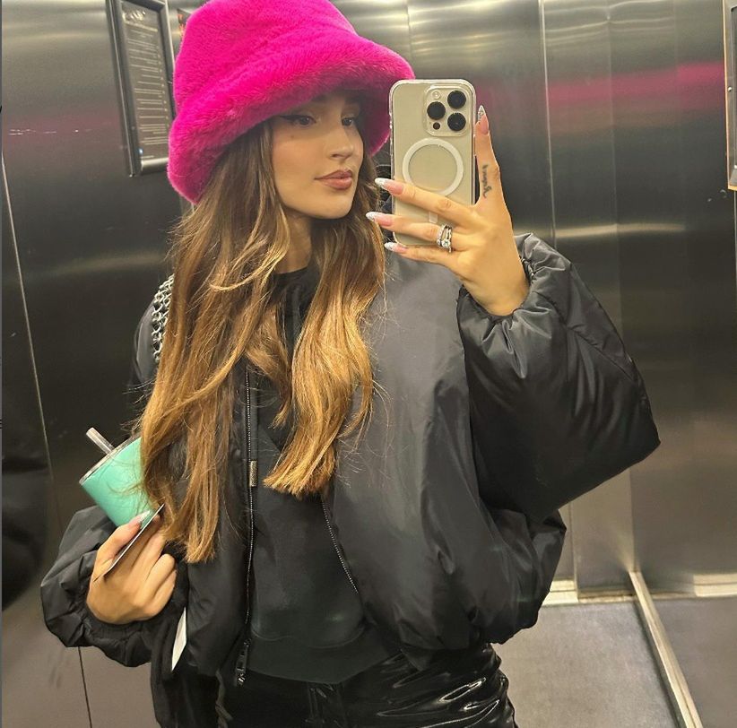 Marina Łuczenko robi sobie selfie w windzie