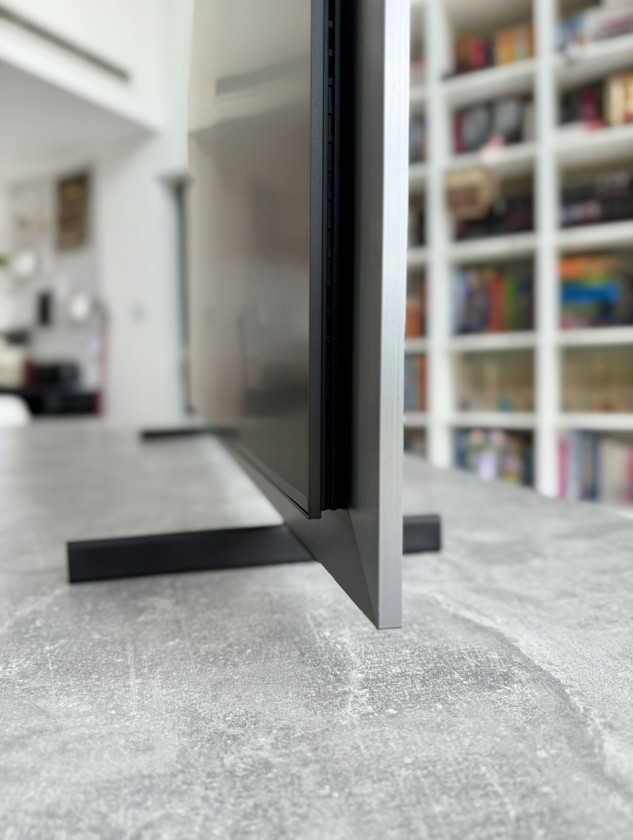 Samsung OLED S99H - ozdobna ramka, od boku