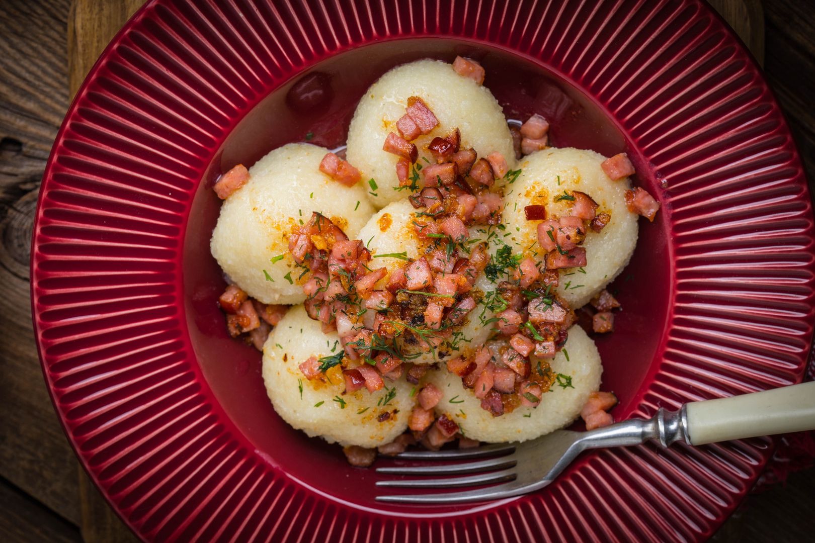Potato dumplings with bacon.
Potato dumplings with bacon, onion and ham on a plate.
arfo
knodel, cuisine