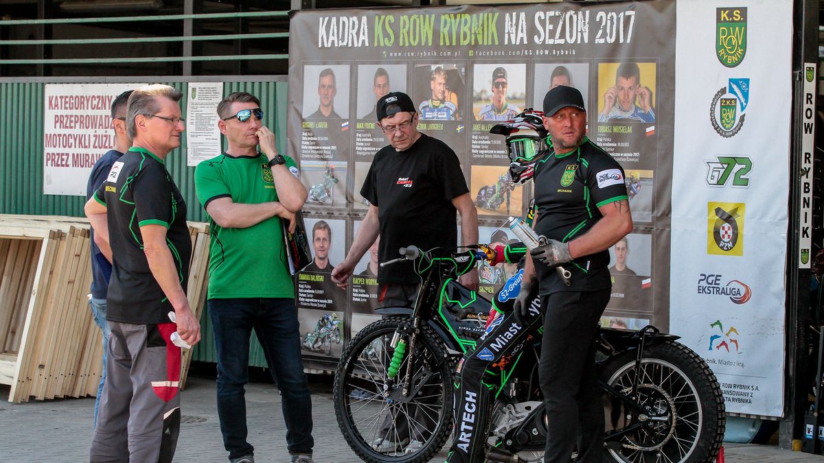 Park maszyn ROW-u Rybnik Tam mówi się gwarą Artur Tyman to ten w żółtych szczewikach