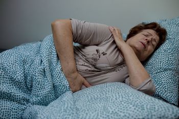 Niezwykły przypadek 63-latki. Infekcja z pęcherza  dotarła do mózgu