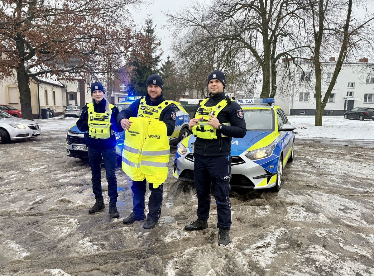 Chodzież: Policjanci rozdawali kamizelki odblaskowe