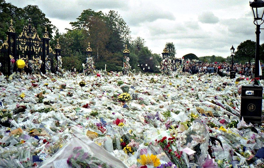 Kwiaty układane na cześć Diany pod pałacem Kensington. 1 września 1997 r. 